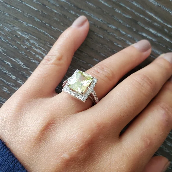 Canary yellow cushion cut diamond - Picture 7 of 12